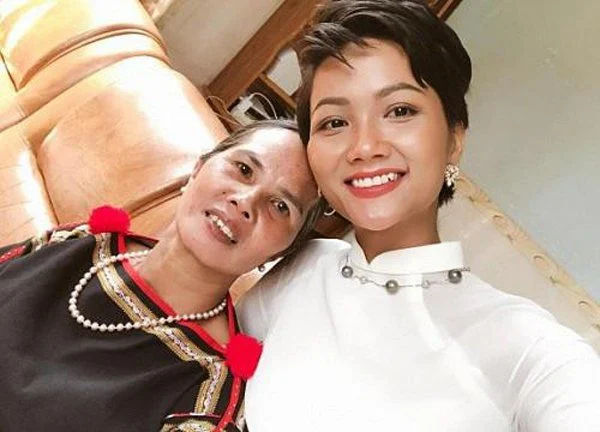 H'Hen Niê bất ngờ khoe ảnh đeo vàng trĩu cổ