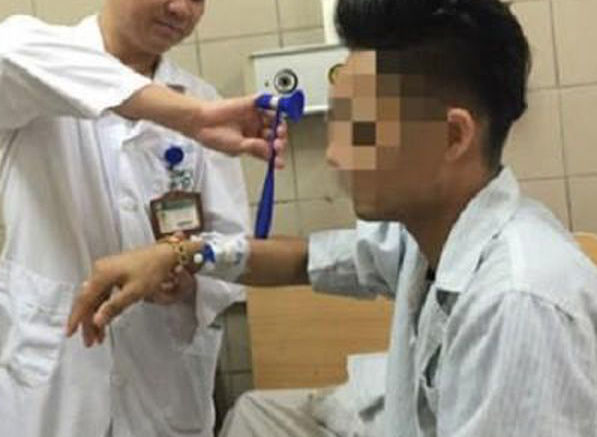 Thanh niên có nguy cơ tàn phế vì hít bóng cười mỗi ngày