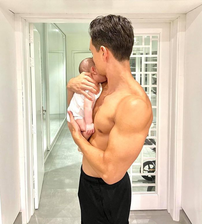Hồ Ngọc Hà đăng ảnh lúc bé của Kim Lý