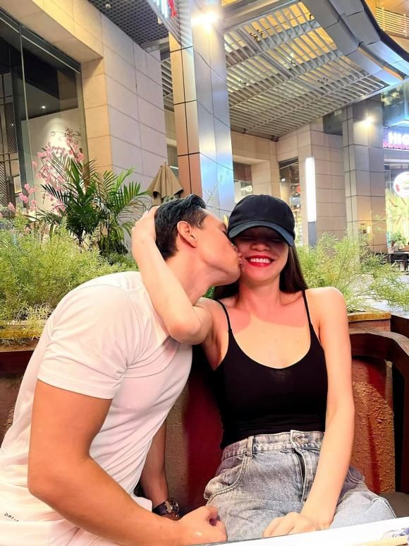Hồ Ngọc Hà và Kim Lý trốn con hẹn hò lãng mạn