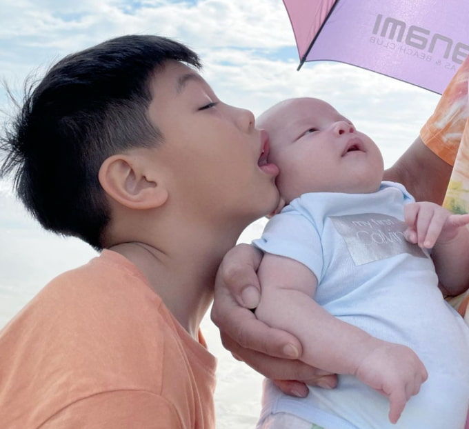 Hồ Ngọc Hà lần đầu khoe ảnh cận mặt quý tử Leon