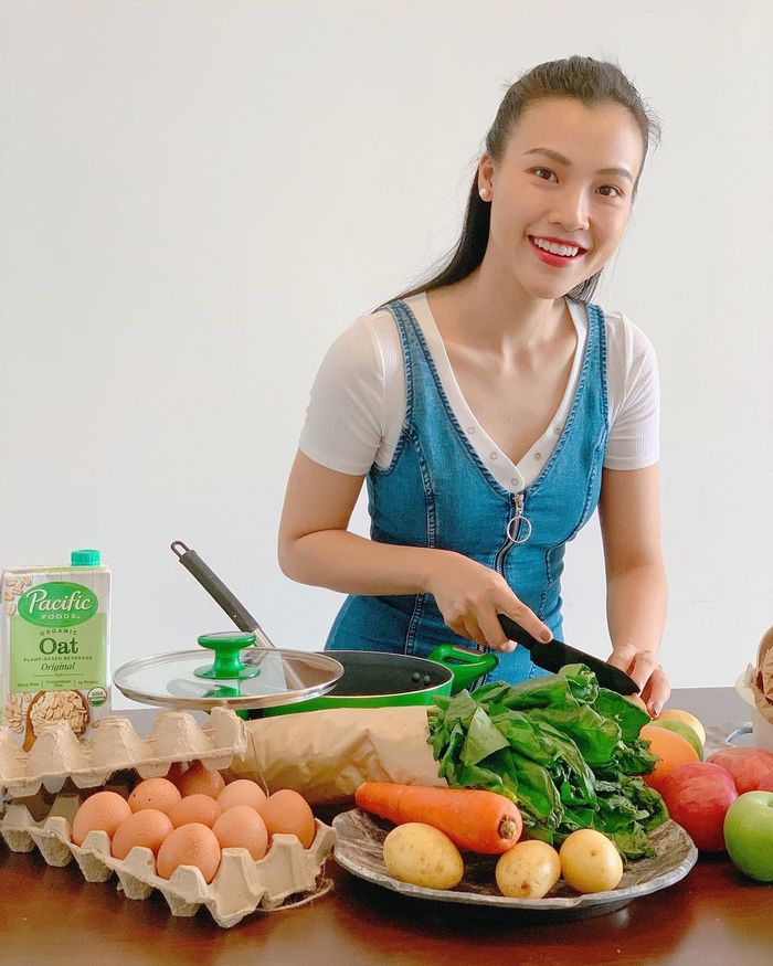 Á hậu Hoàng Oanh khoe eo thon, dáng nuột sau 5 tháng sinh con