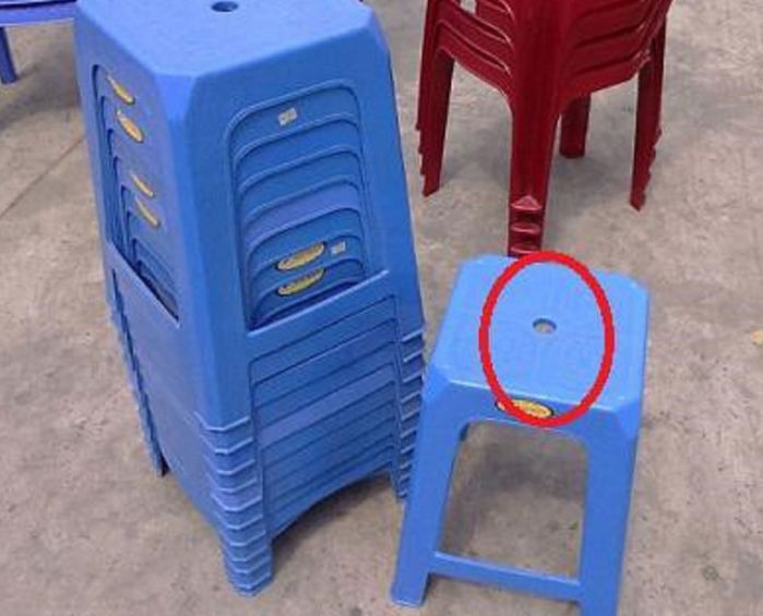 Tác dụng của lỗ ở giữa ghế nhựa mà ít ai biết