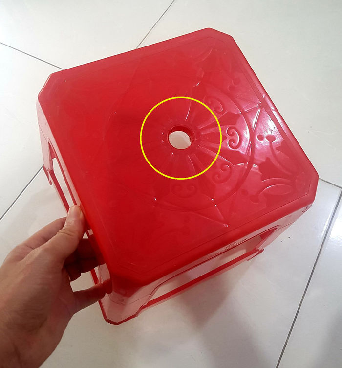 Tác dụng của lỗ ở giữa ghế nhựa mà ít ai biết
