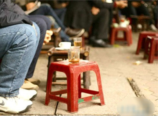 Tác dụng của lỗ ở giữa ghế nhựa mà ít ai biết