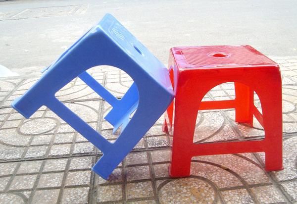 Tác dụng của lỗ ở giữa ghế nhựa mà ít ai biết