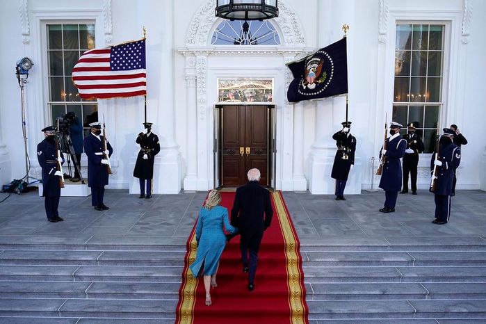 Tổng thống Biden bối rối khi lần đầu vào Nhà Trắng