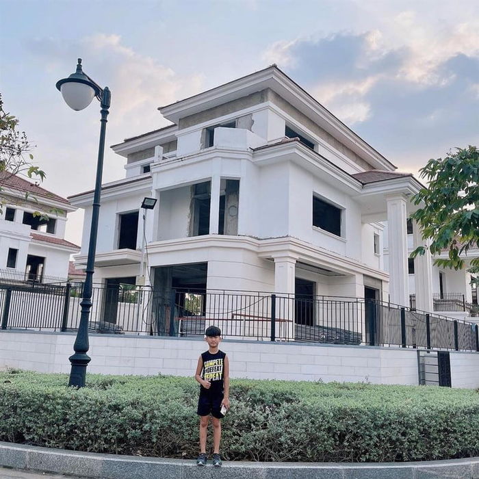 Đức Huy: Chồng cũ Lệ Quyên khoe biệt thự to