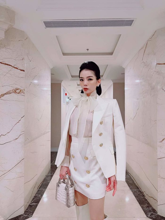 Lệ Quyên - Lý Nhã Kỳ đọ sắc chung khung hình