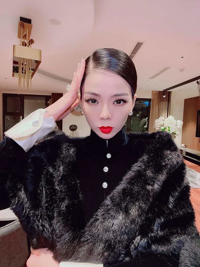 Lệ Quyên - Lý Nhã Kỳ đọ sắc chung khung hình