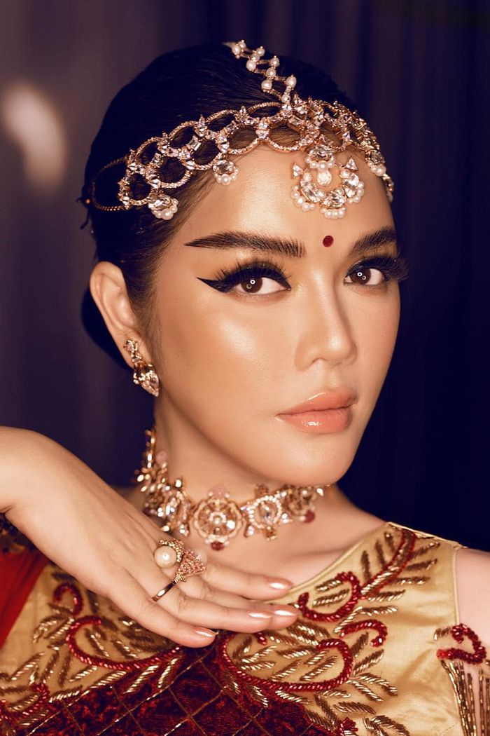 Lệ Quyên - Lý Nhã Kỳ đọ sắc chung khung hình