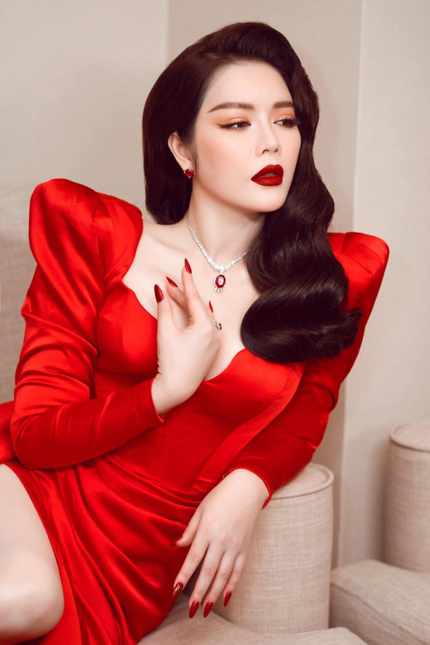 Lệ Quyên - Lý Nhã Kỳ đọ sắc chung khung hình