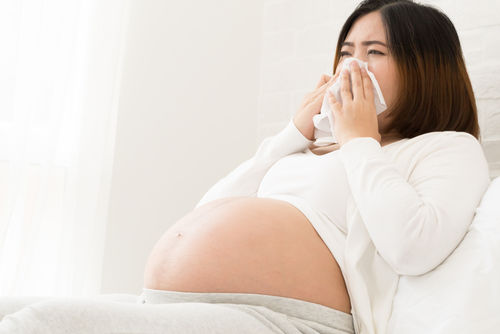 Sản phụ 20 tuổi mang bầu chuyển dạ tưởng rối loạn tiêu hóa