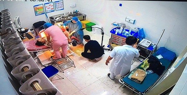 Sản phụ 20 tuổi mang bầu chuyển dạ tưởng rối loạn tiêu hóa