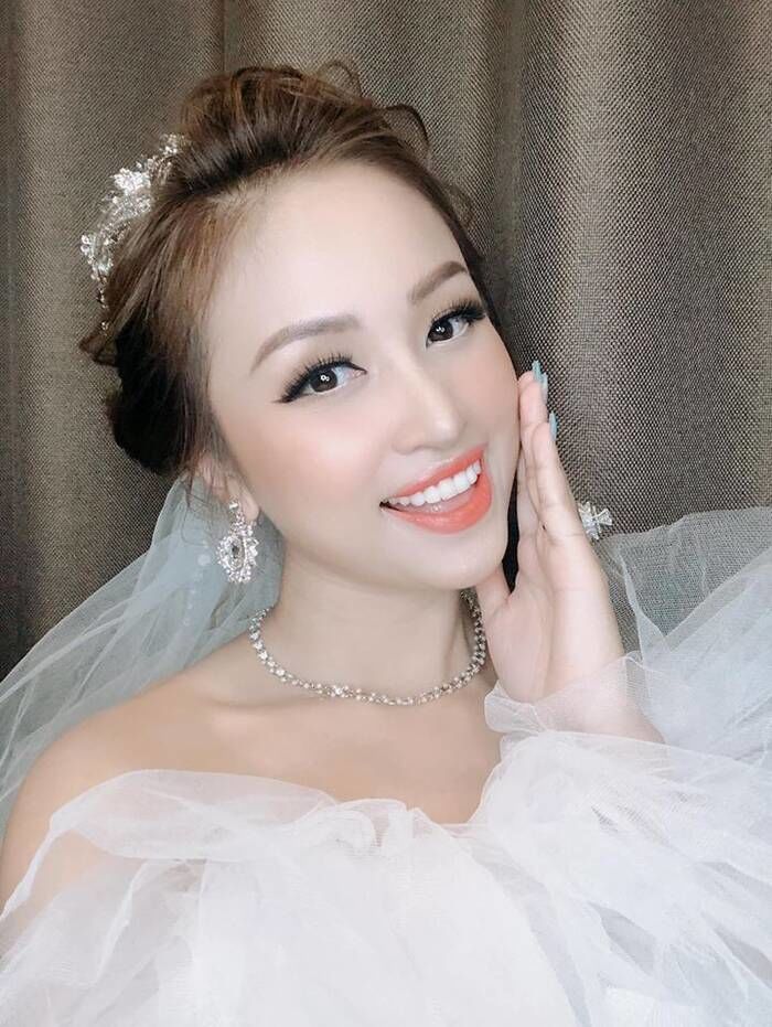 MC Vân Hugo đăng ảnh tình tứ bên ông xã tương lai