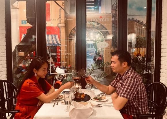 MC Vân Hugo đăng ảnh tình tứ bên ông xã tương lai