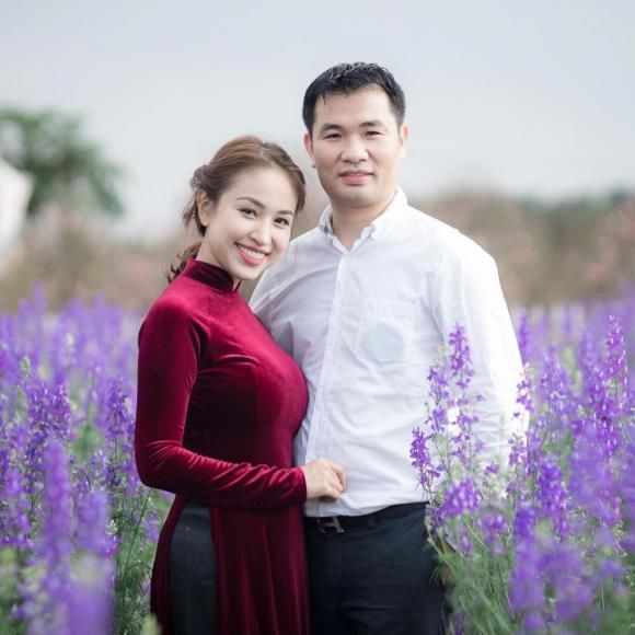 MC Vân Hugo đăng ảnh tình tứ bên ông xã tương lai