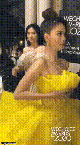 Ngọc Trinh liên tục phải chỉnh váy áo vì sợ hớ hênh