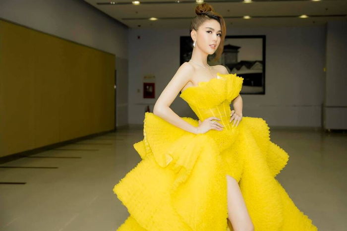Ngọc Trinh liên tục phải chỉnh váy áo vì sợ hớ hênh
