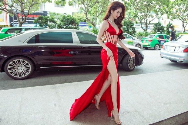Ngọc Trinh liên tục phải chỉnh váy áo vì sợ hớ hênh