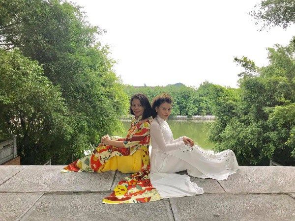 Mẹ Hồ Ngọc Hà không ngại mặc trang phục khoe eo thon