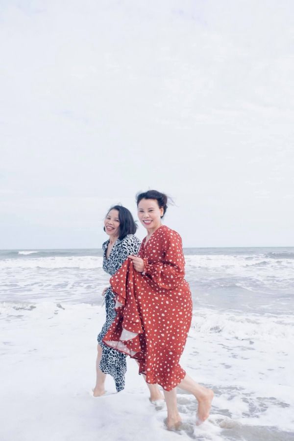 Mẹ Hồ Ngọc Hà không ngại mặc trang phục khoe eo thon