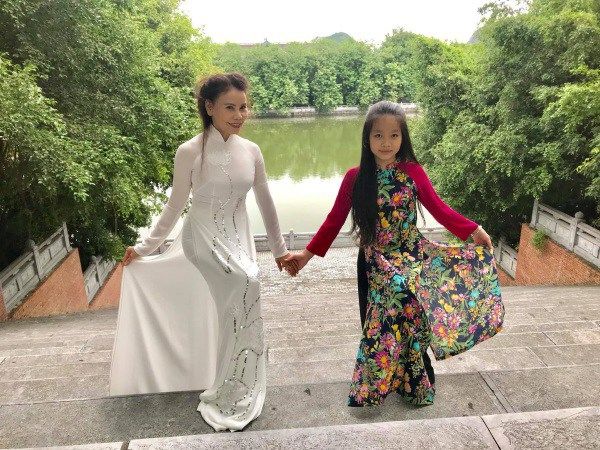 Mẹ Hồ Ngọc Hà không ngại mặc trang phục khoe eo thon