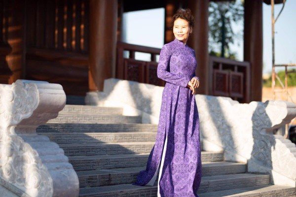 Mẹ Hồ Ngọc Hà không ngại mặc trang phục khoe eo thon