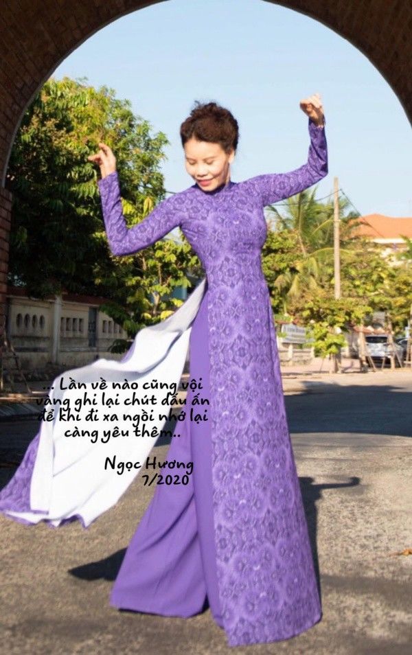 Mẹ Hồ Ngọc Hà không ngại mặc trang phục khoe eo thon