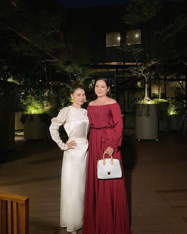 Mẹ Hồ Ngọc Hà không ngại mặc trang phục khoe eo thon