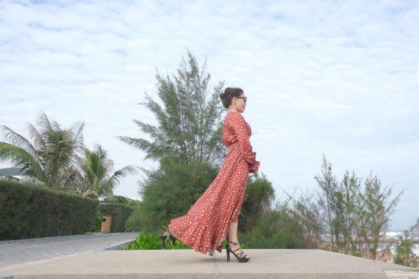 Mẹ Hồ Ngọc Hà không ngại mặc trang phục khoe eo thon