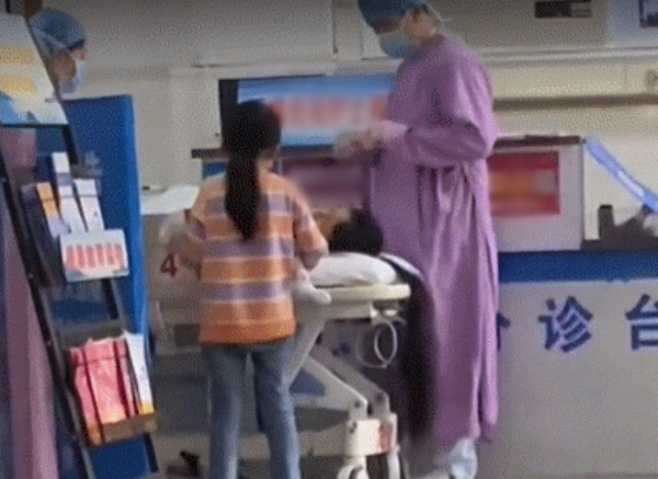 Mẹ nhập viện, bé 6 tuổi thay mẹ chăm em 1 tháng tuổi ở bệnh viện