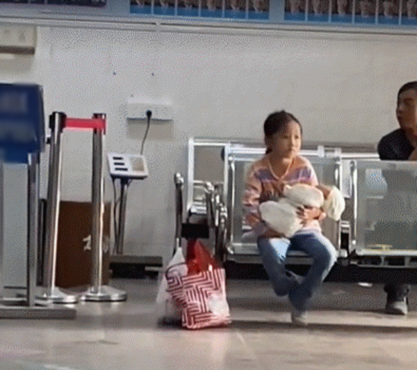 Mẹ nhập viện, bé 6 tuổi thay mẹ chăm em 1 tháng tuổi ở bệnh viện