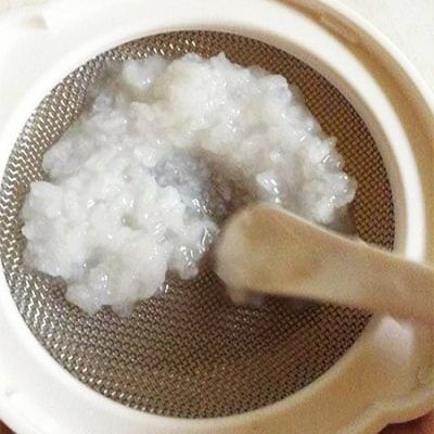 Ăn dặm cháo mẹ rây, bé 8 tháng tuổi bị hóc dị vật nguy hiểm