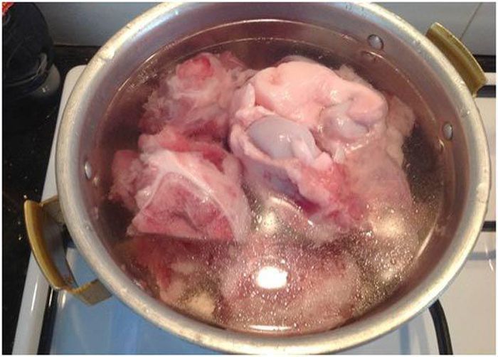 Cách hầm xương nhanh mềm nhừ, nước trong vắt thơm ngon