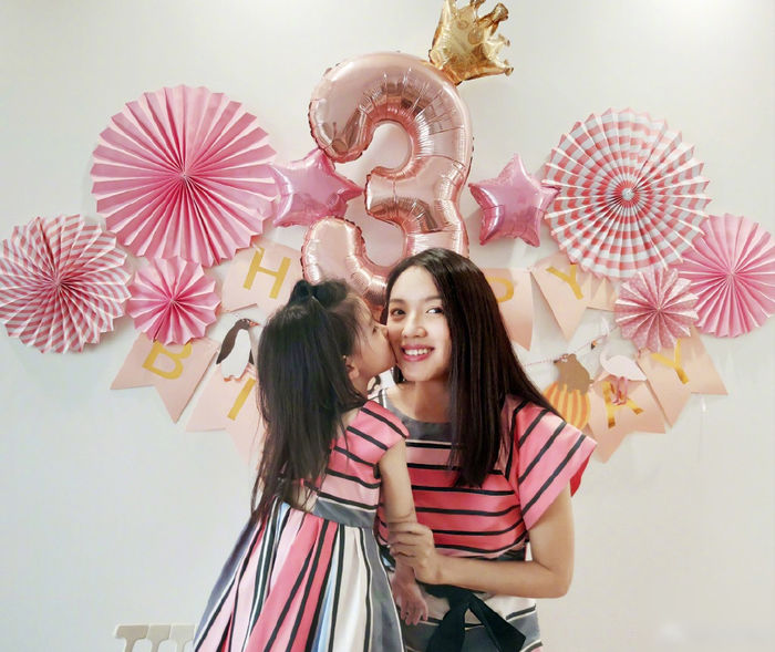 Mỹ nhân Cbiz nói không với đại gia, lấy chồng “bình dân” mà hạnh phúc
