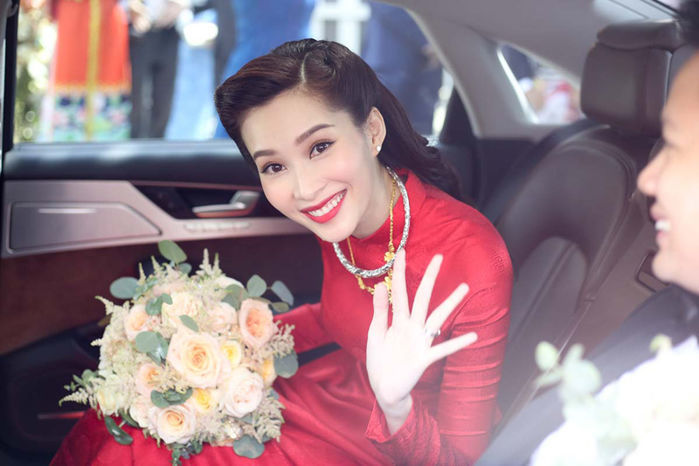 Mỹ nhân Việt mặc áo dài đỏ ngày về nhà chồng