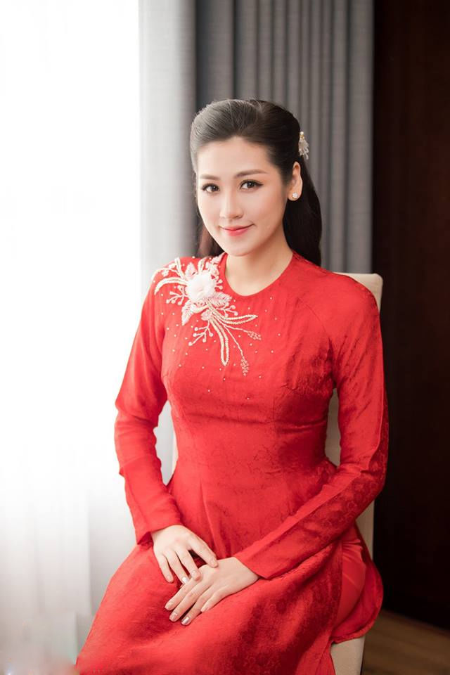 Mỹ nhân Việt mặc áo dài đỏ ngày về nhà chồng
