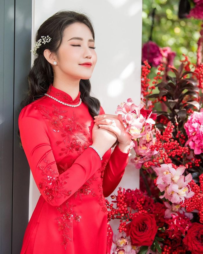 Mỹ nhân Việt mặc áo dài đỏ ngày về nhà chồng