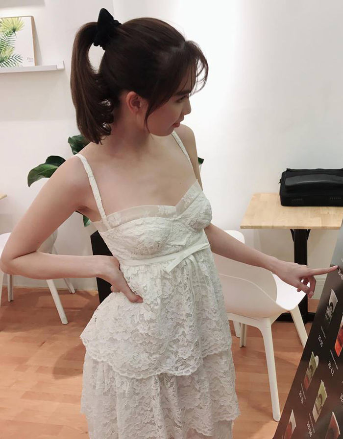 Ngọc Trinh lộ khuyết điểm qua góc ảnh của người qua đường