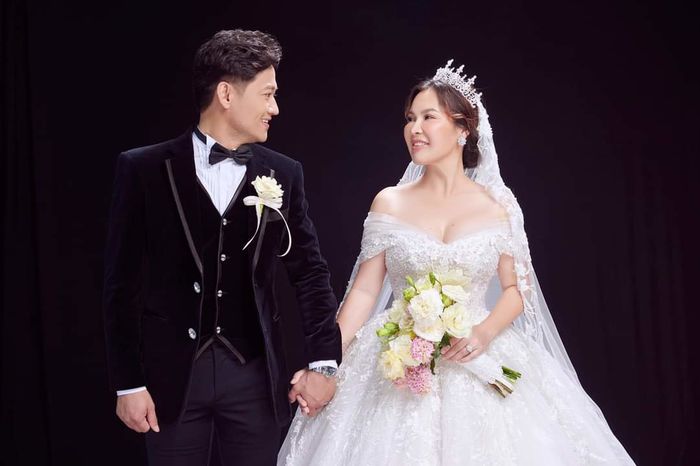 Những mối tình lệch tuổi hạnh phúc viên mãn của Vbiz