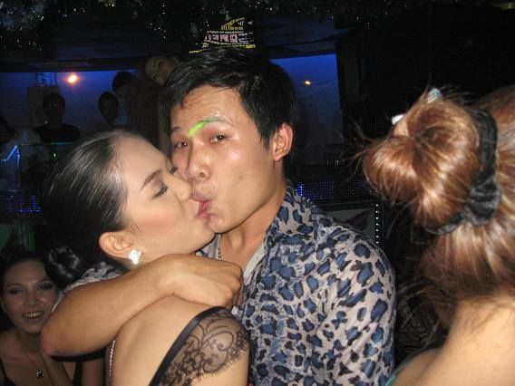 Những nụ hôn phản cảm của Ngọc Trinh