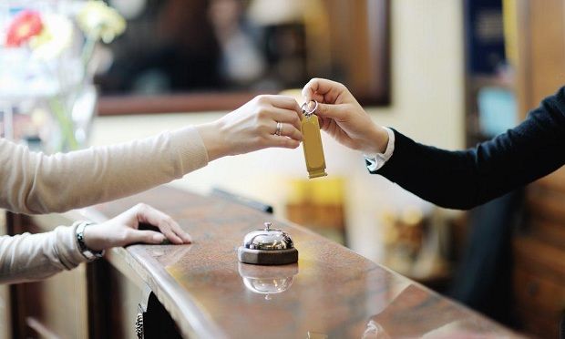 Mẹo ở khách sạn một mình giúp an toàn, chống camera quay lén