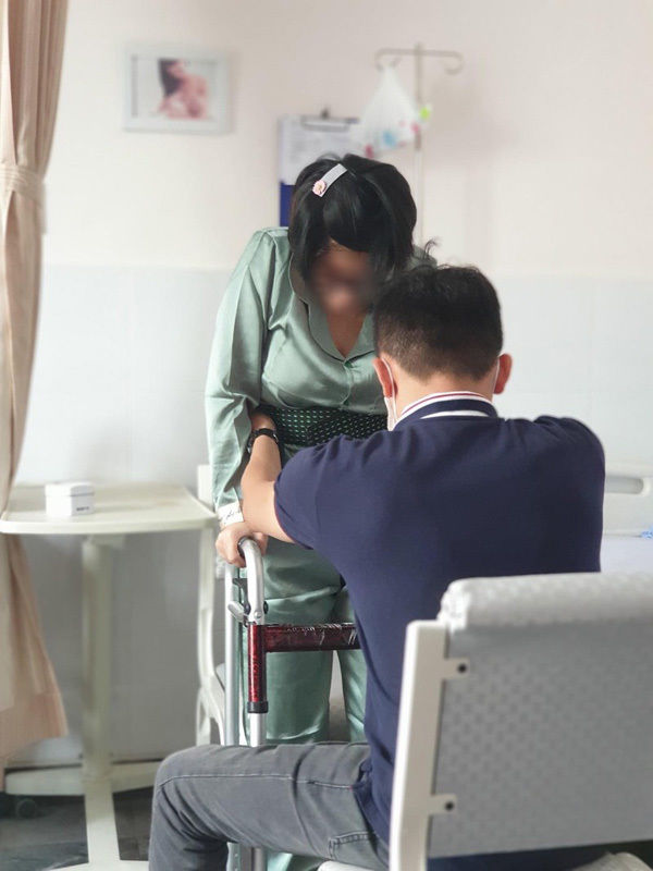 Sản phụ 29 tuổi ở liệt nửa người sau khi gây tê để sinh con