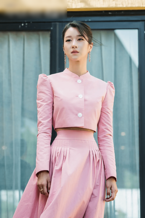 Sao Hàn diện combo croptop và chân váy cạp cao bó sát