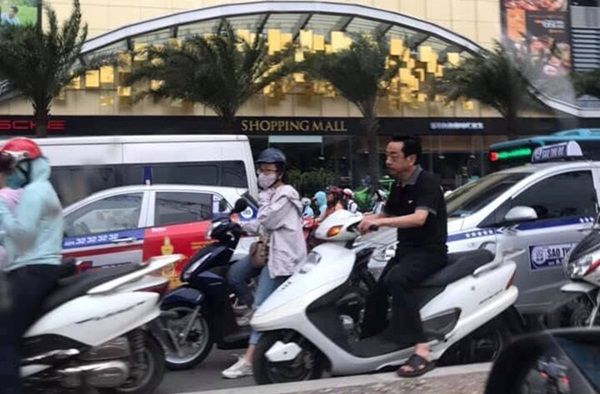 Những lần sao Việt bị bắt gặp không đội mũ bảo hiểm