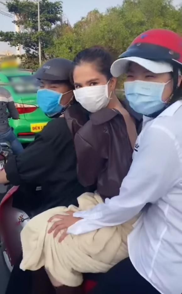 Những lần sao Việt bị bắt gặp không đội mũ bảo hiểm