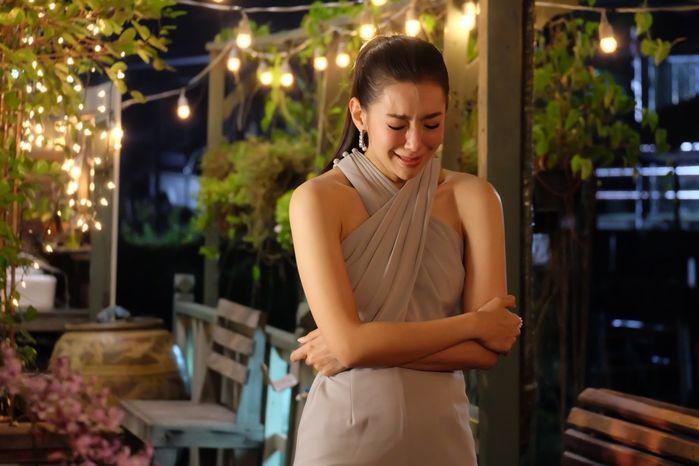 Vợ trẻ than thở về việc lấy chồng giàu về như giúp việc