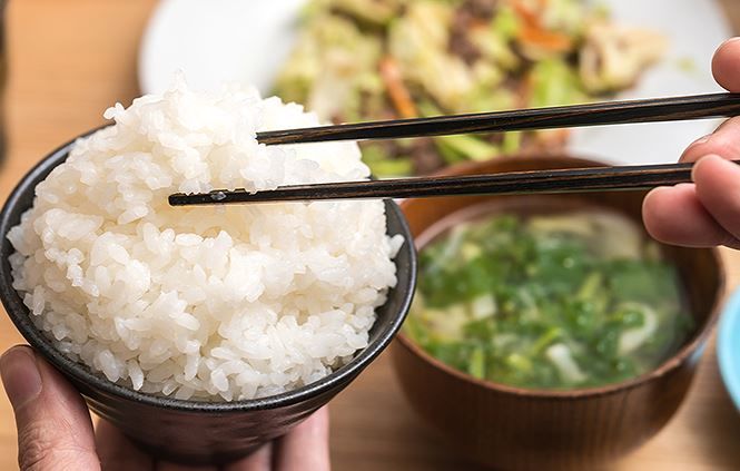 Thói quen nấu cơm gây mất sạch dinh dưỡng và tăng nguy cơ thừa cân