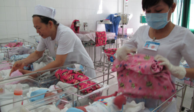 Thưởng tiền cho phụ nữ sinh đủ 2 con trước 35 tuổi ở 21 tỉnh thành